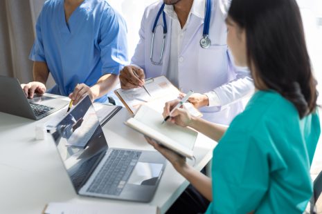 Doctors are meeting at the hospital to discuss treatment options and share experiences with colleagues.